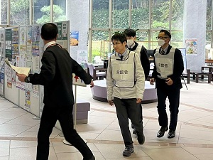 逃込み住民を避難誘導する状況